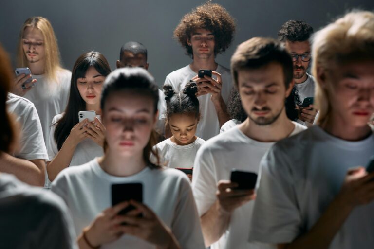 How to Advertise to Distracted Consumers
