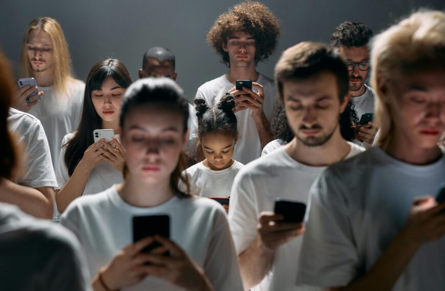 How to Advertise to Distracted Consumers