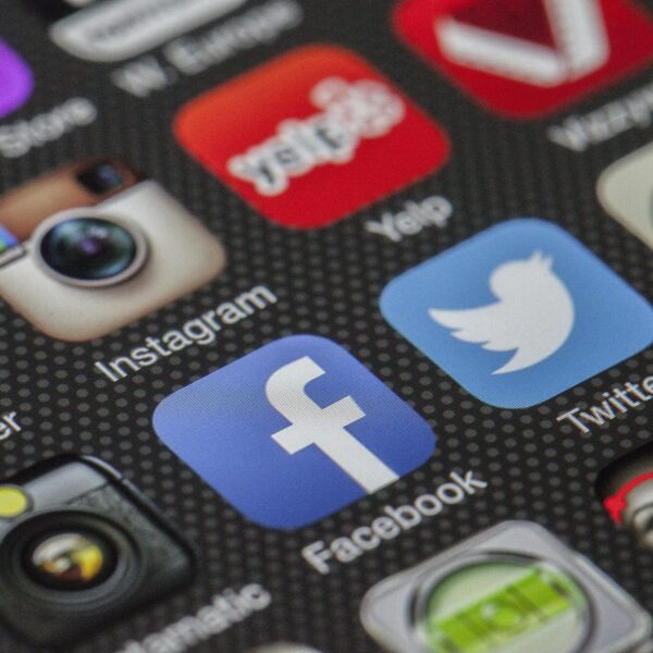 Top 10+ Facebook Groups for Bloggers to Join in 2025
