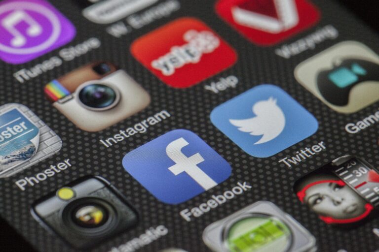 Top 10+ Facebook Groups for Bloggers to Join in 2025